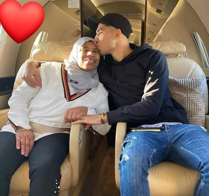  حكيمي مع أمه